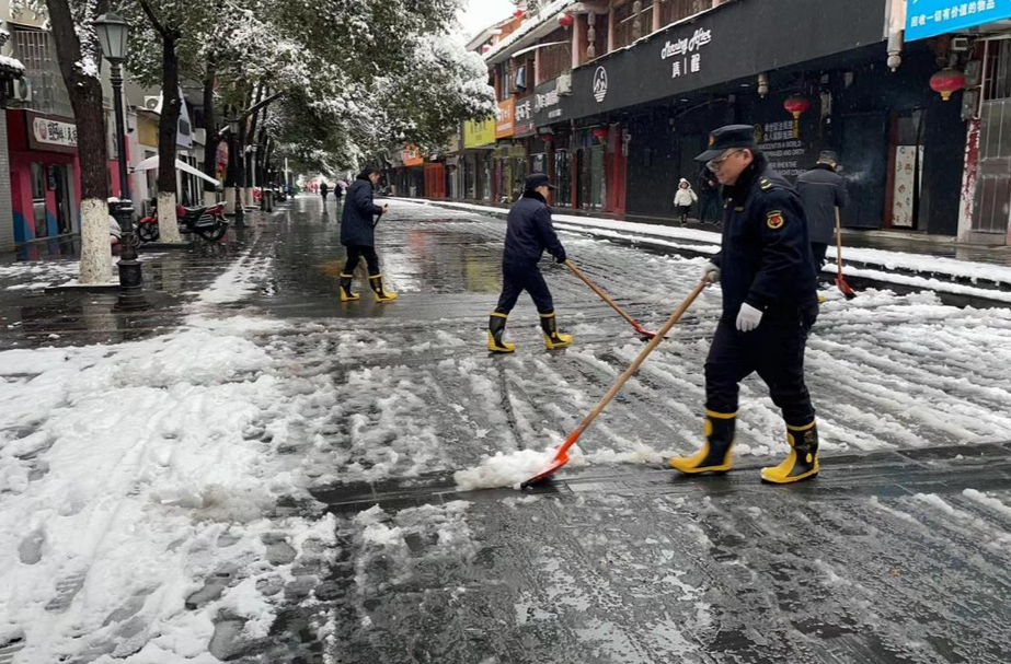 芷江城管局：扫雪除冰保出行