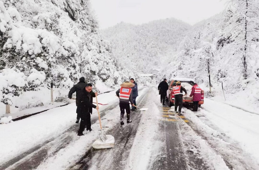 芷江：积极应对冰冻雨雪天气 保障全县交通安全稳定