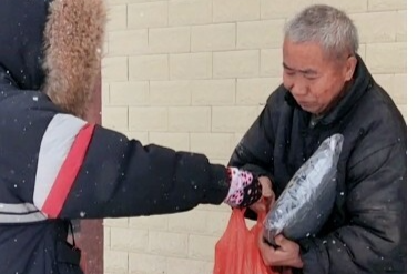 罗旧镇：村干部冒雪徒步看望独居群众
