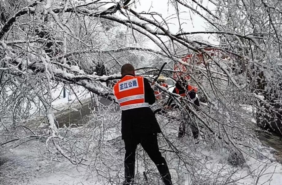 芷江公路建设养护中心暴雪抢险保畅通