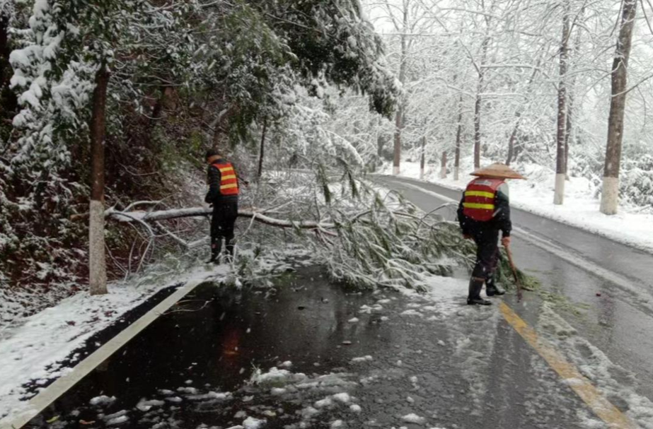 大雪纷飞至！芷江公路建设养护中心除雪保畅进行时