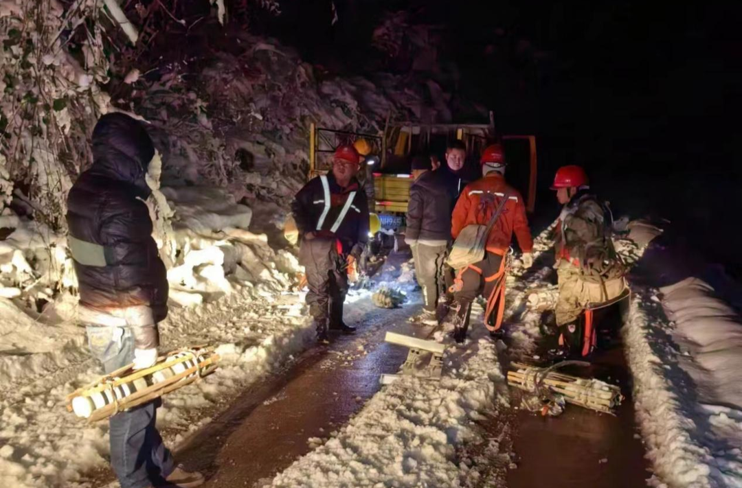 抗严寒战暴雪 罗卜田乡电力工人全力抢修保障供电