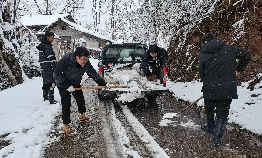 禾梨坳乡：积极应对冰雪天气 清障撒盐保畅通