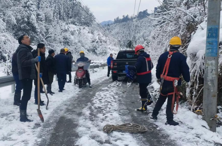 土桥镇：冰雪压断高压线 应急人员保安全