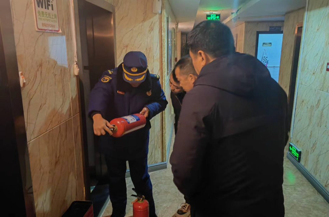 谭茂河夜查人员密集场所消防安全工作