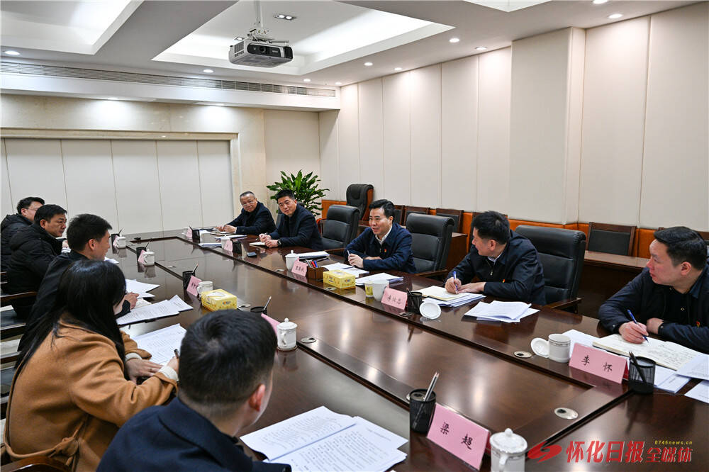 黎春秋参加党支部主题教育专题组织生活会