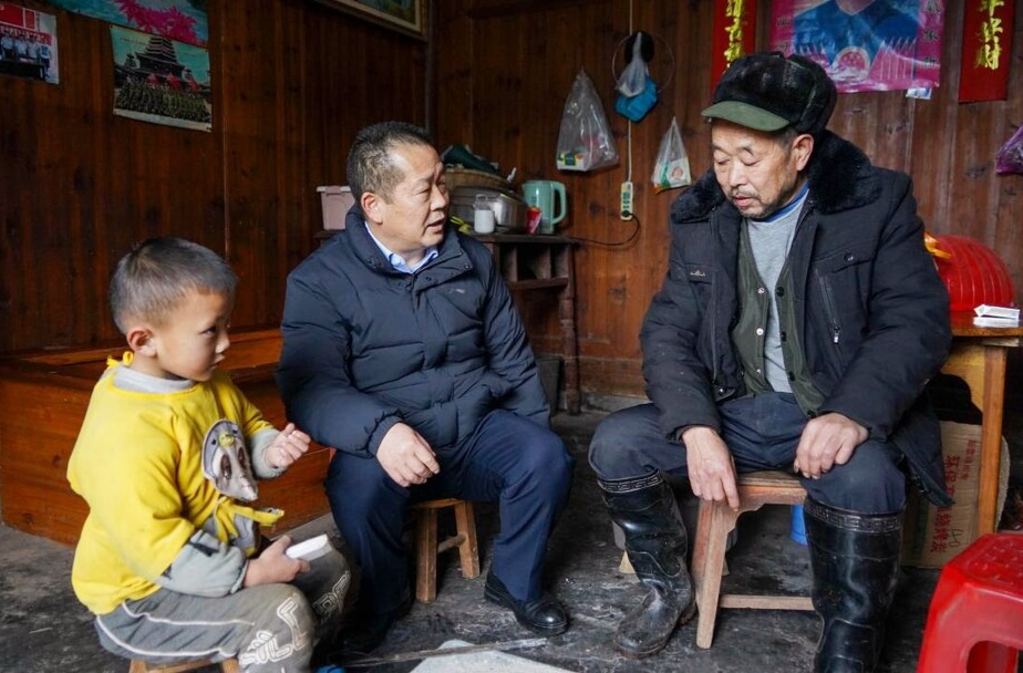 谭茂河赴岩桥镇检查安全生产工作并开展春节走访慰问