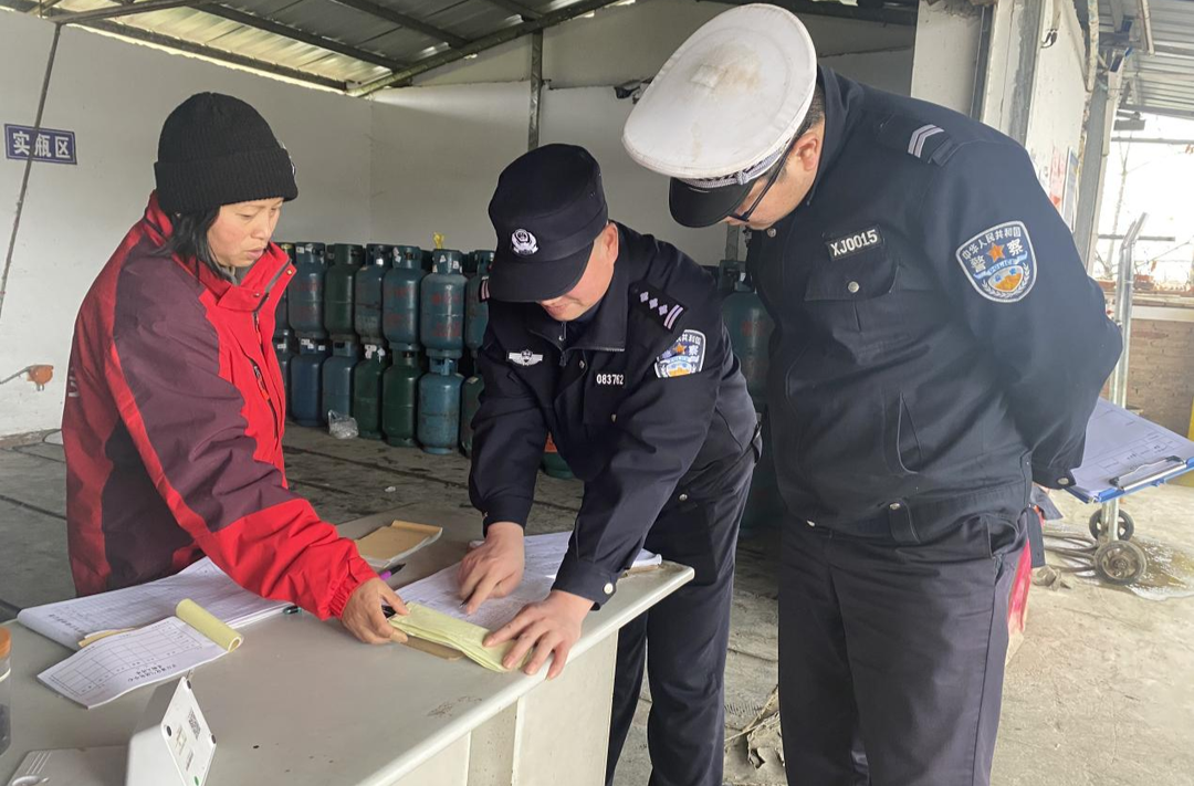 平安春运  芷江交警加强燃气配送检查
