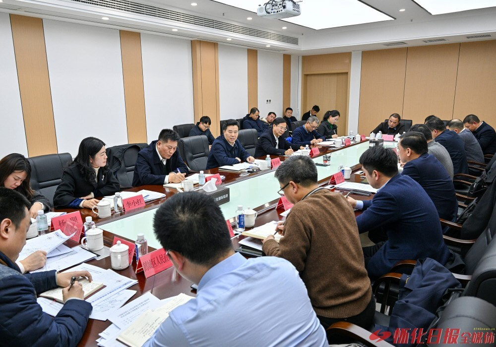 黎春秋参加十四届全国人大代表怀化小组活动