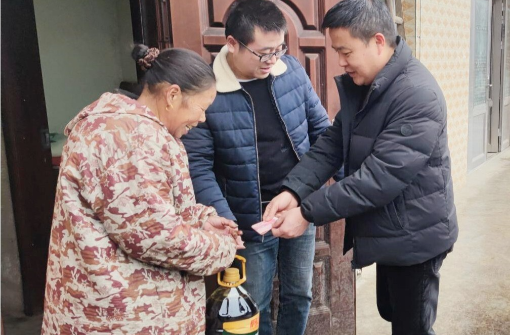 芷江交通质安站走访慰问包联村困难群众