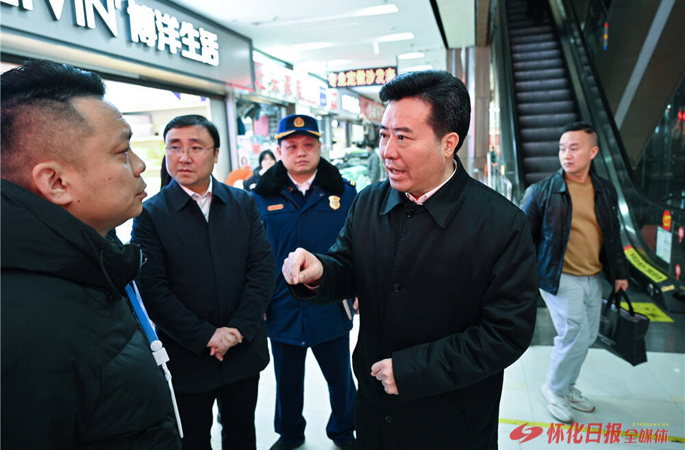 黎春秋以“四不两直”方式在城区督导检查安全生产工作