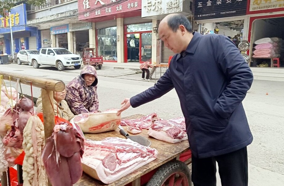 新店坪镇：多部门联动开展白板肉打击行动