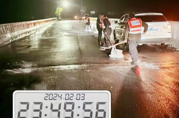 芷江公路养护中心：夜撒融雪剂防路面结冰 为民众保驾护航