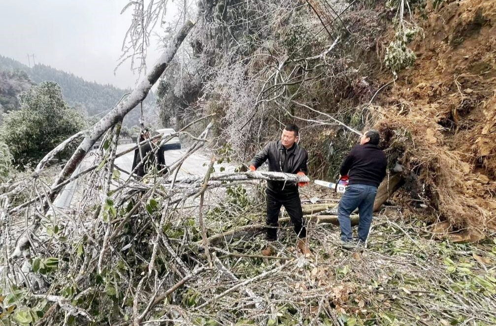 牛牯坪乡：清除路障保畅通