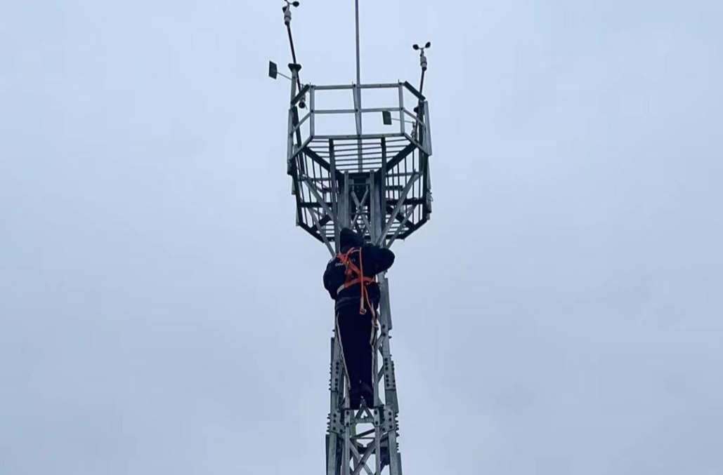 闻风而动搏风雨：他爬上10米风塔