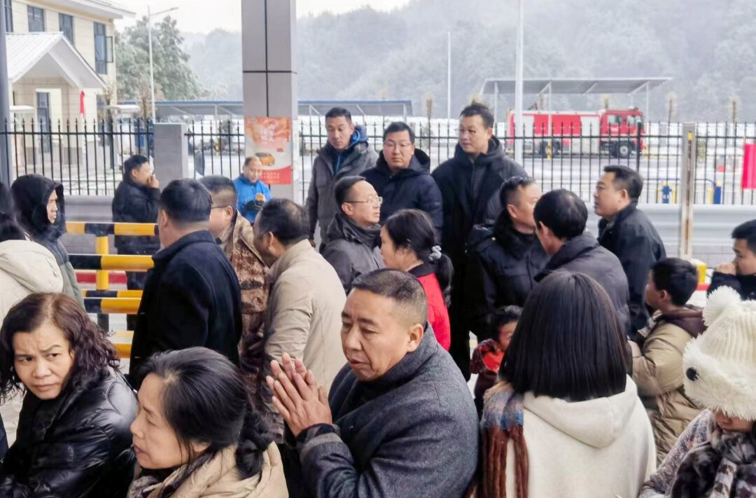三道坑镇：为受困旅客施援手