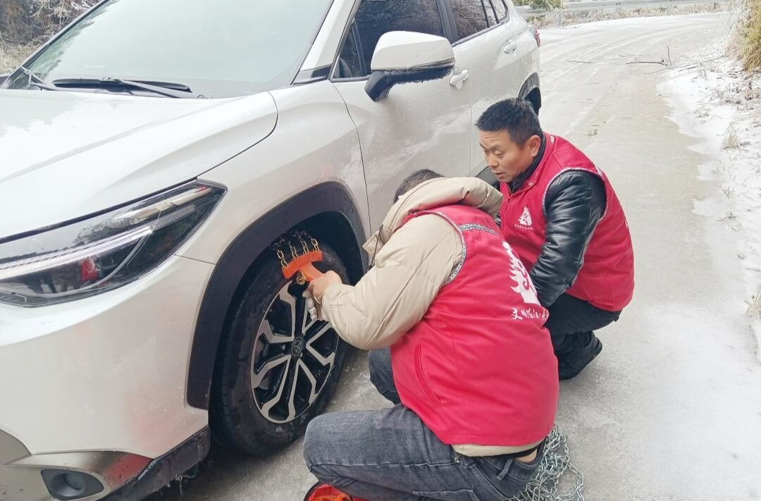 牛牯坪乡：地冻天寒人心暖 车堵路堵心不堵