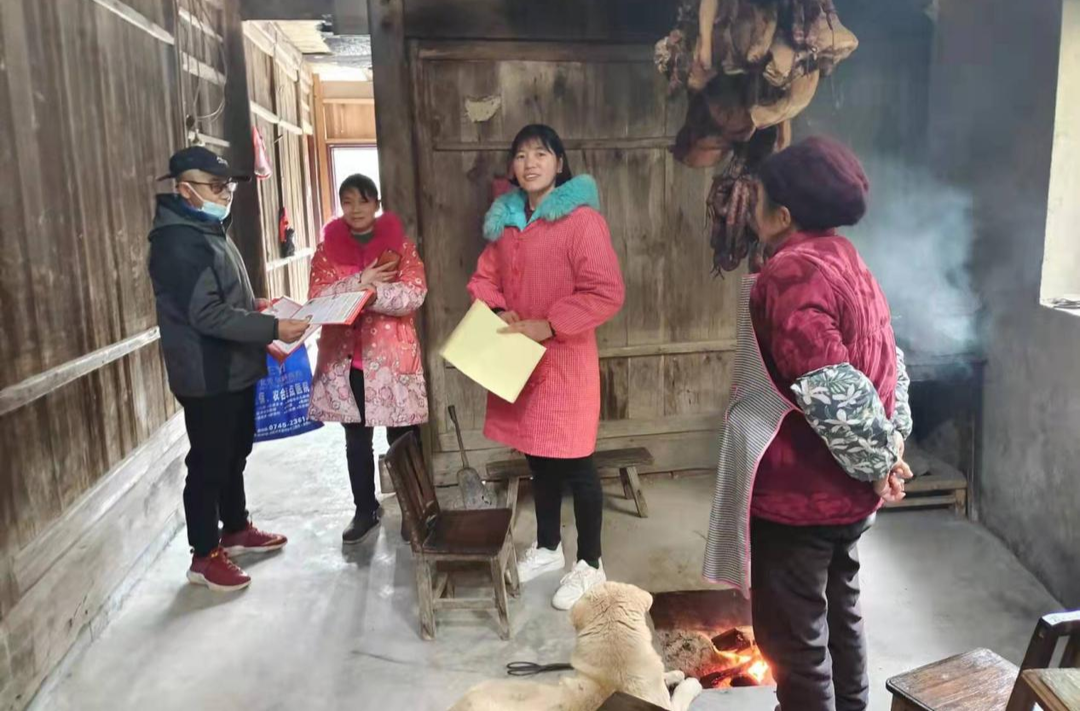 牛牯坪乡：天寒地冻敲门暖，严守岁末年初安全关