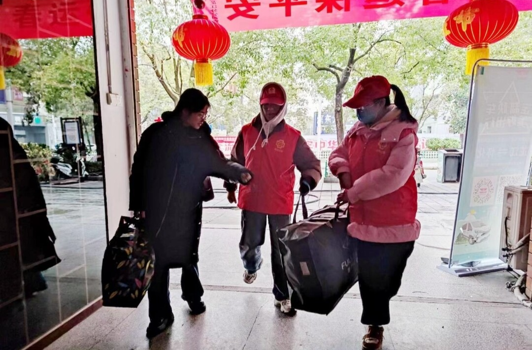 芷江开展“情满旅途•暖冬行动”春运志愿服务活动