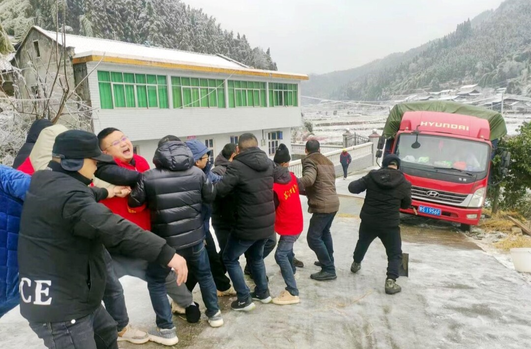 牛牯坪乡：纤夫式救援 冻人更动人