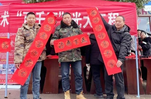 新店坪镇：送福、送戏、送岗位