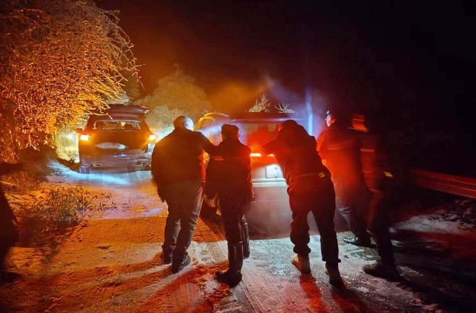 战冰雪丨“一二三，推！” 芷江大树坳乡救助被冰冻道路困住的数十台外省返乡车辆