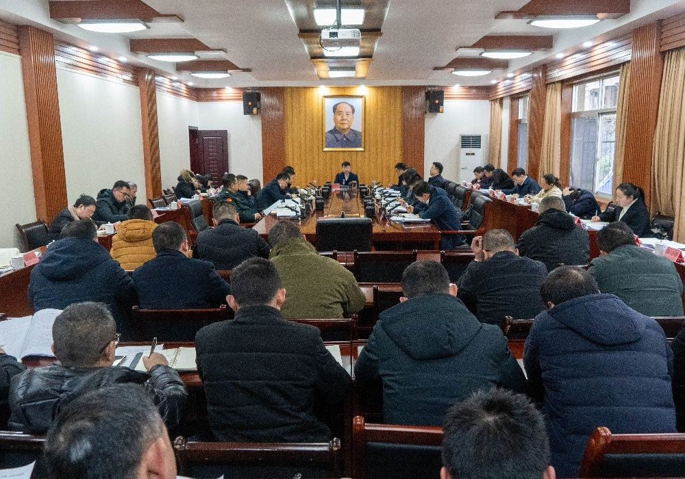 县委常委会召开会议 梁志平主持
