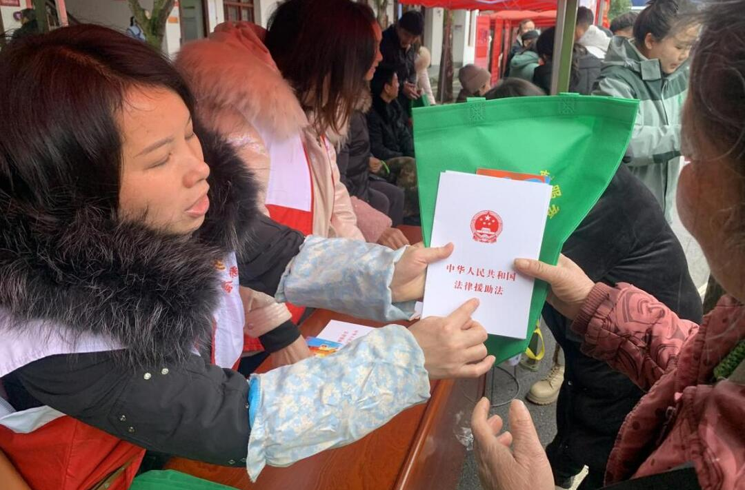 芷江总工会积极开展“春送岗位”招聘宣传活动