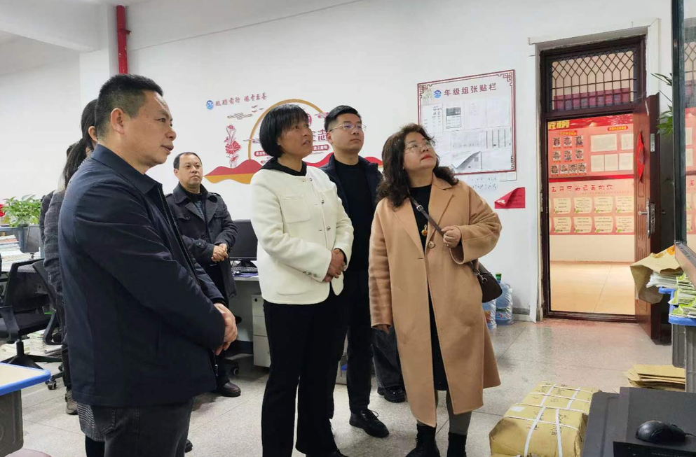 杨桂花新春走访慰问教育工作者