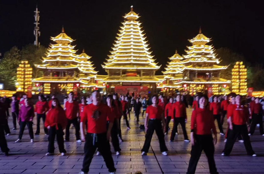 芷江：炫舞闹广场 祝福送大家