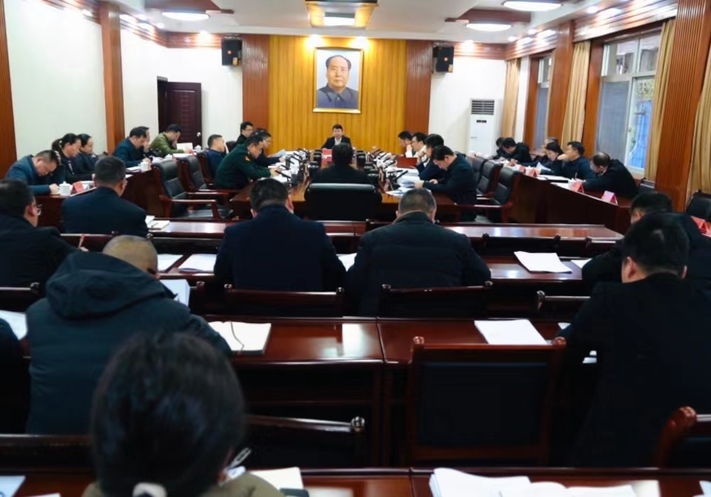 县委常委会会议召开 梁志平主持