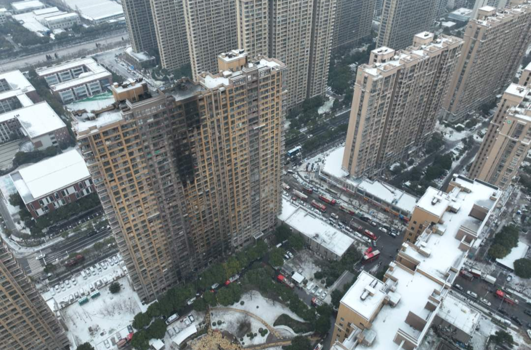 高层建筑失火如何逃生？应该向上跑还是向下跑？