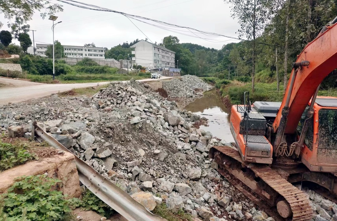 水宽乡修建集镇渠道 助力人居环境改善