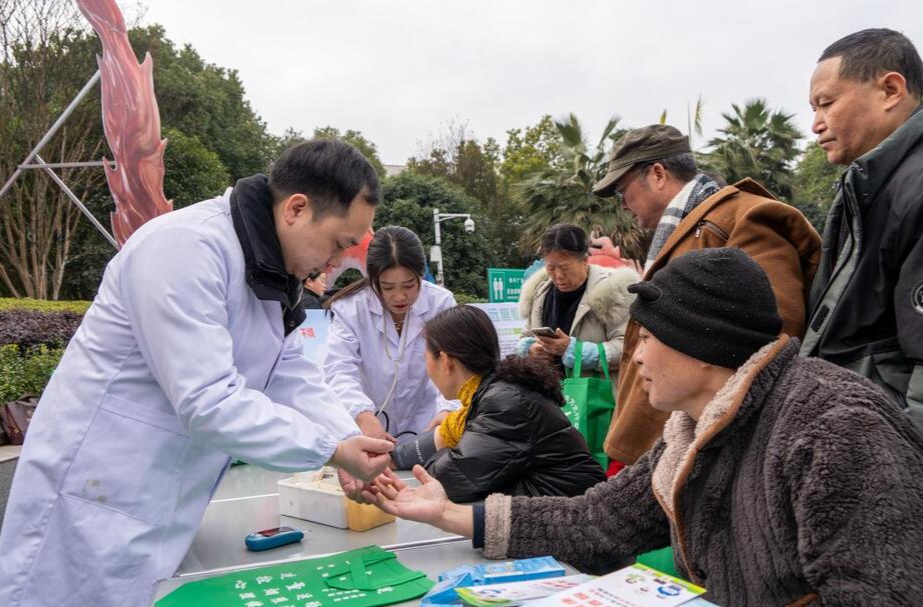 芷江卫生健康局开展“无烟佳节 与爱同行”宣传活动