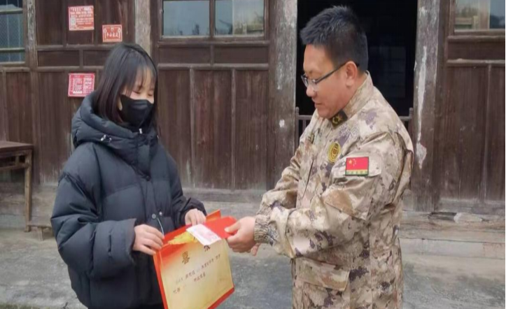 土桥镇：上门送喜报  拥军优属暖人心