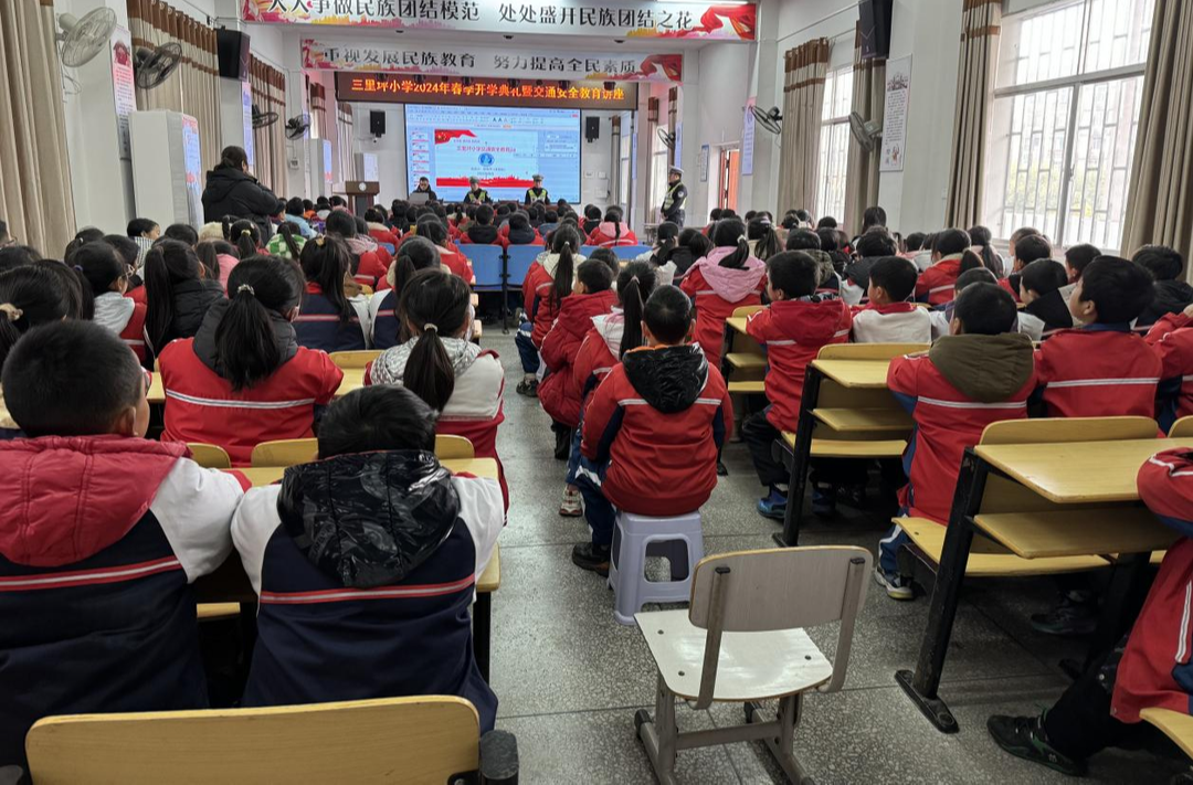 芷江交警点亮平安开学季