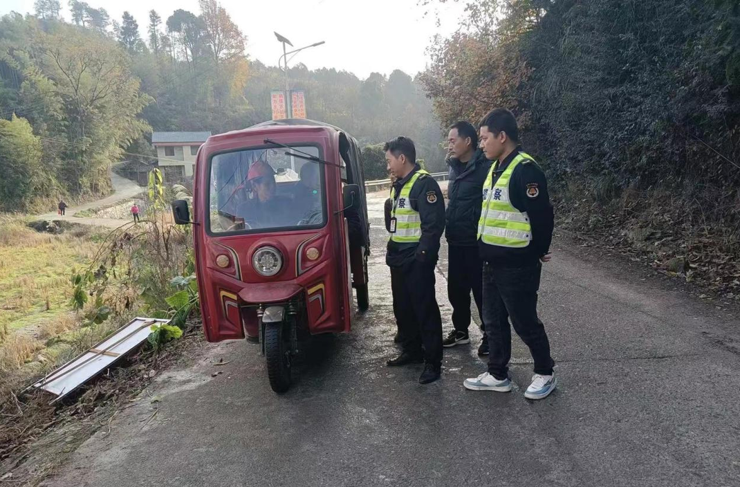 牛牯坪乡：开展交通安全劝导 筑牢道路安全防线