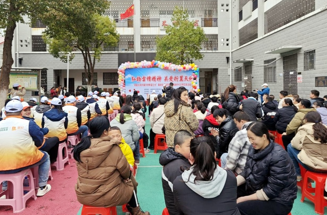芷江特殊教育学校：弘扬雷锋精神 关爱折翼天使