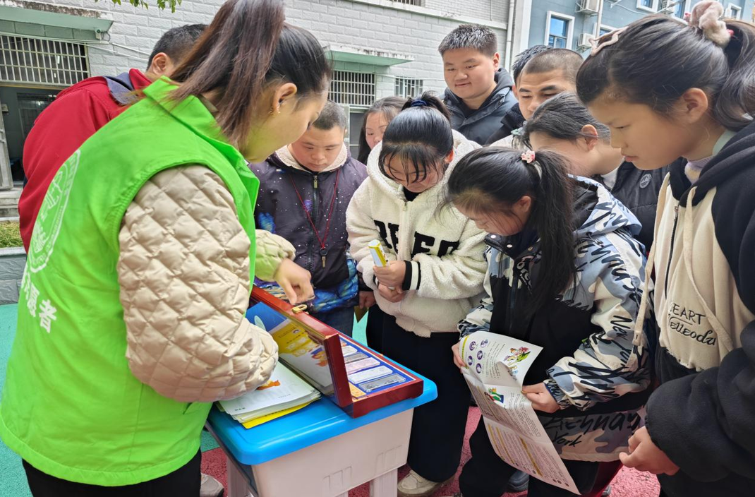 芷江特校：学习雷锋精神 校社携手共筑禁毒墙