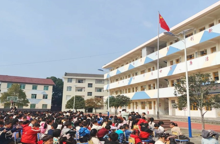 土桥镇：安全教育、爱国主义教育进校园