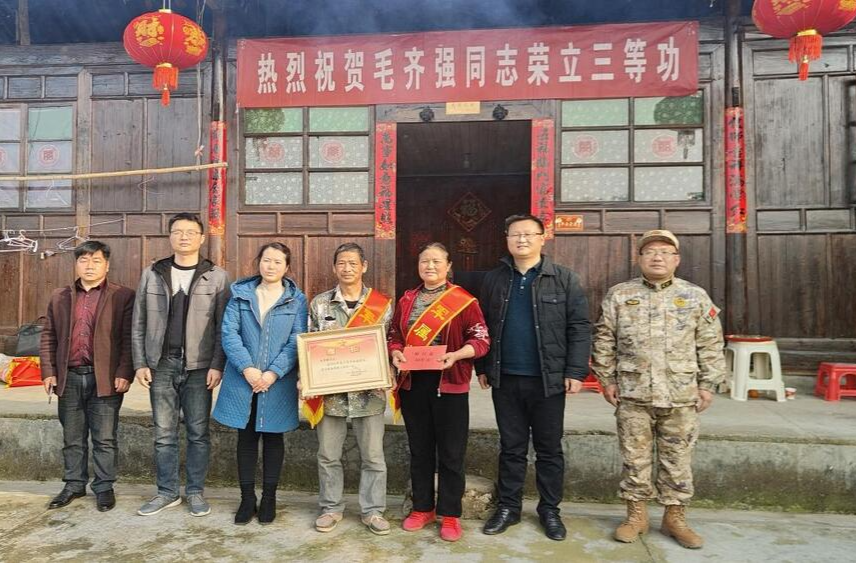 军营刻苦把功立 喜报传讯送家中