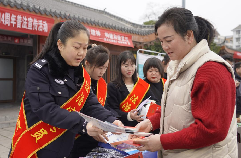 芷江：多部门联合开展普法宣传月活动