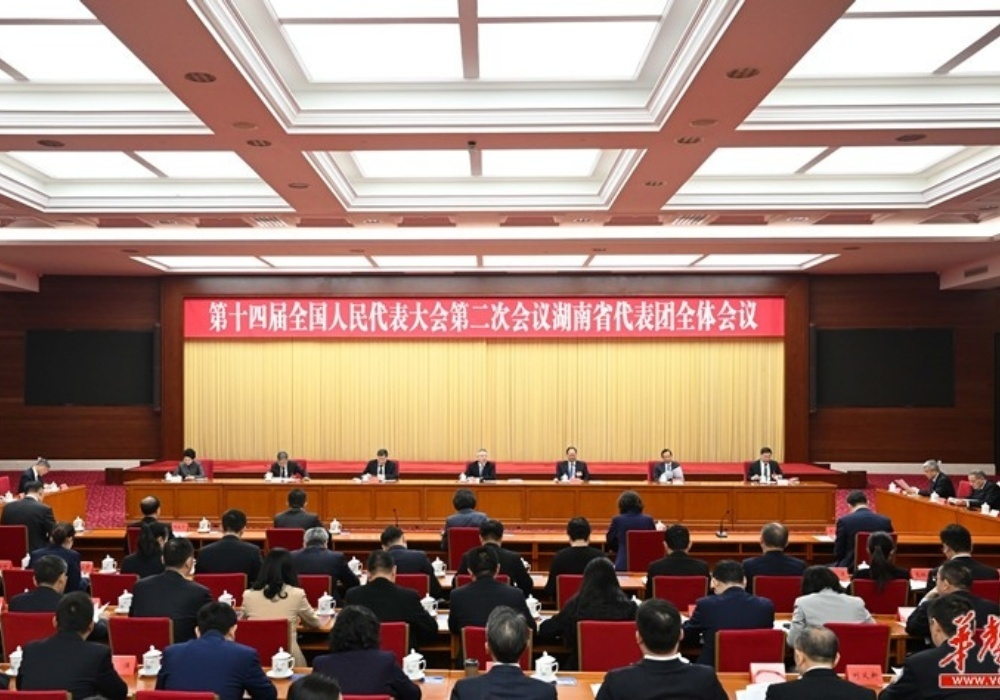 湖南代表团举行分组会议和第六次全体会议