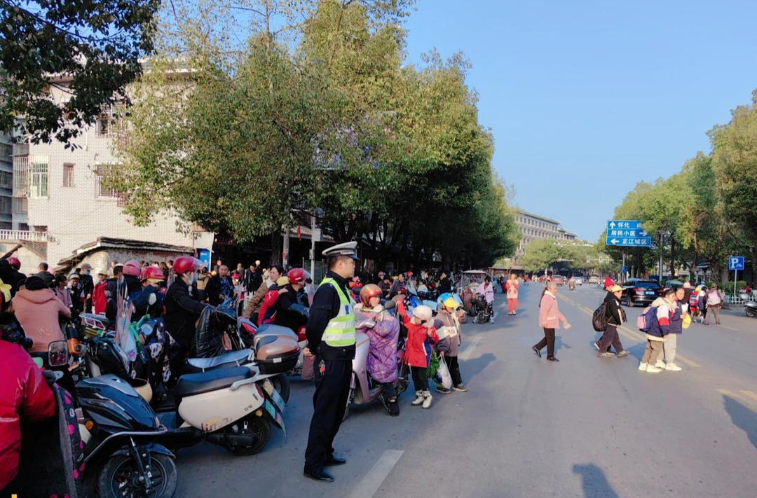 站好“护学岗” 守护“平安路”！芷江交警为学子保驾护航