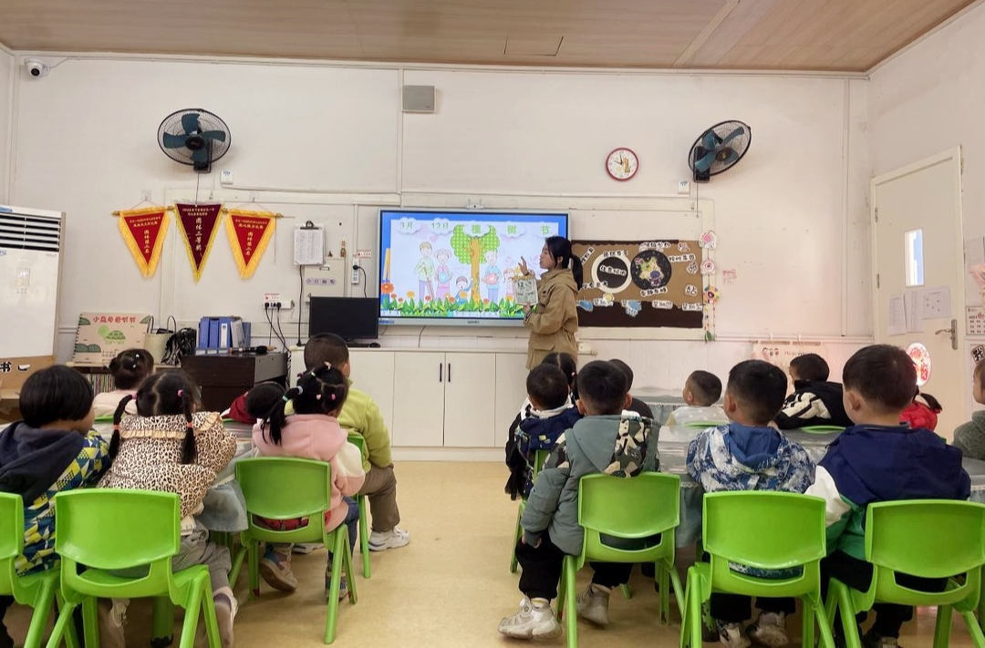 芷江一幼：春风拂新绿，植树正当时