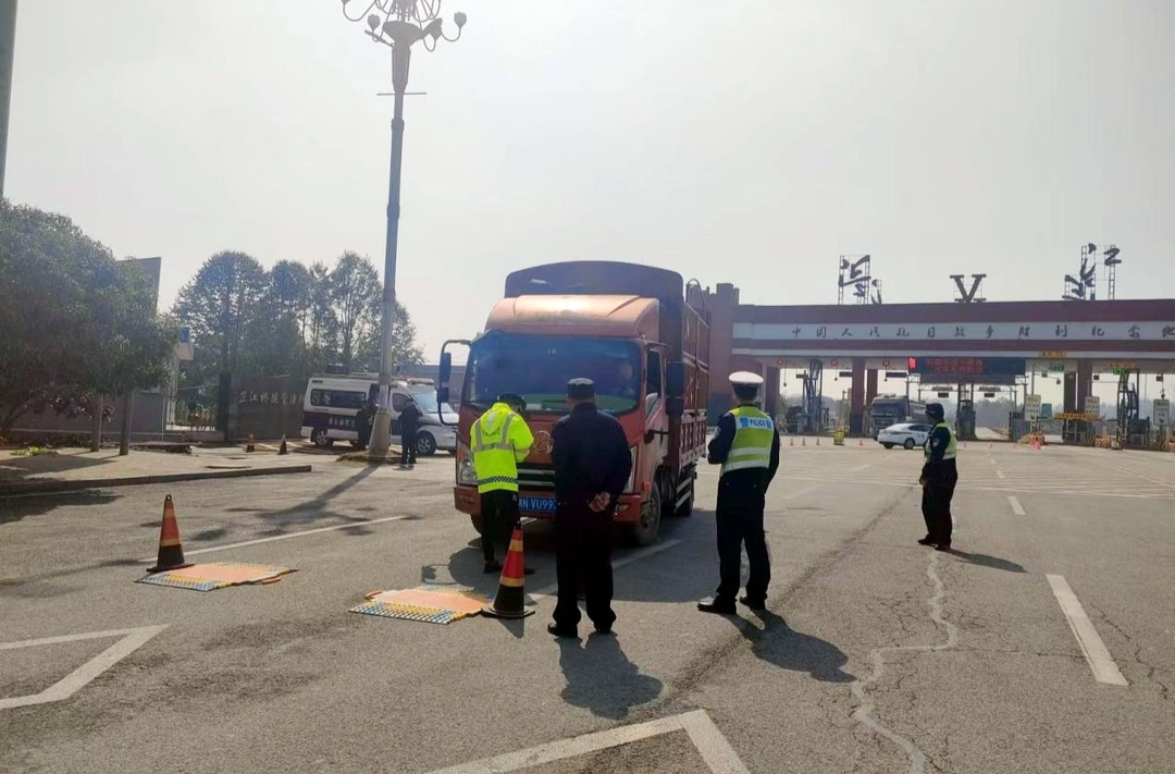 芷江：路警联合执法 治理超限超载车辆