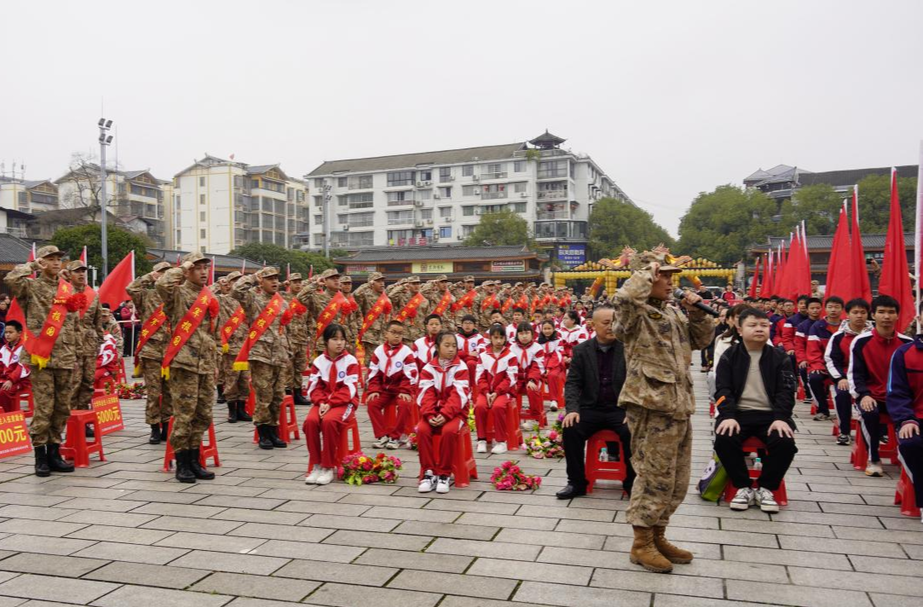 芷江45名新兵光荣启程 筑梦军营