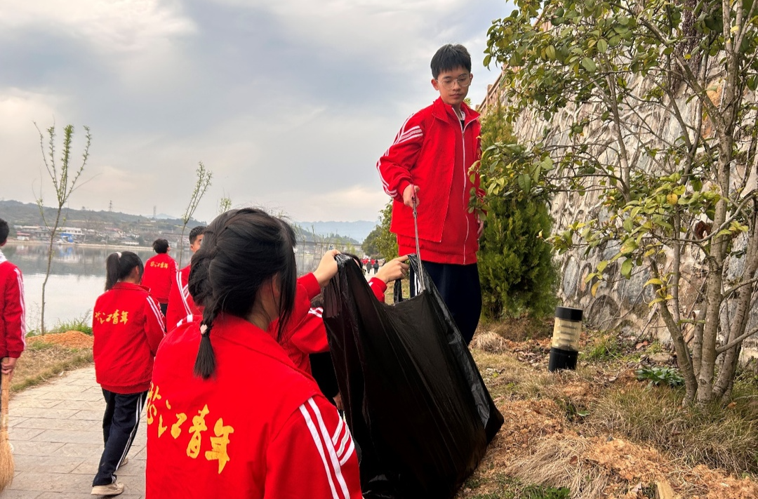 芷江民族职业中专学校开展河岸清扫志愿服务活动