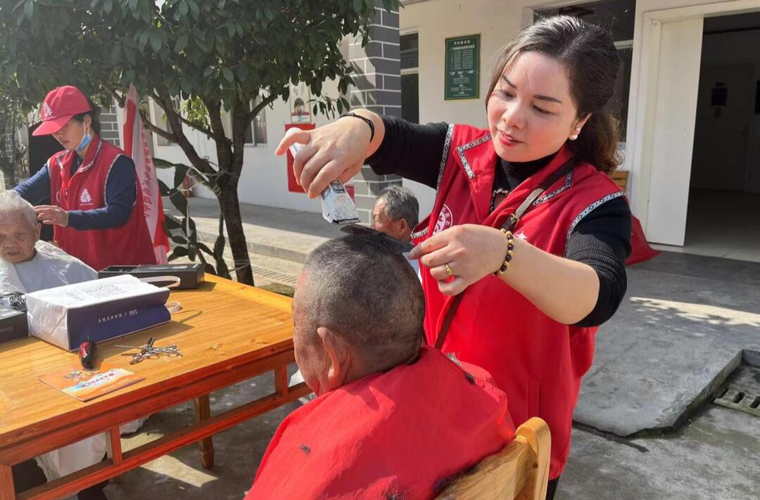罗旧镇：人大代表学雷锋 为民服务送春风