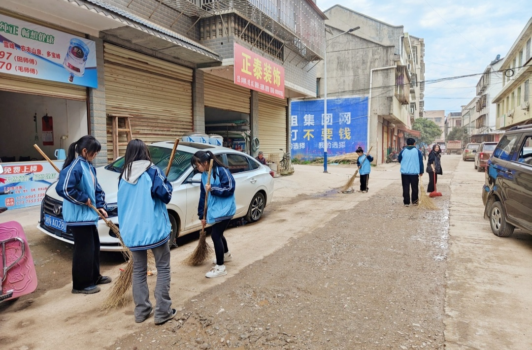 土桥镇中学开展学雷锋志愿活动